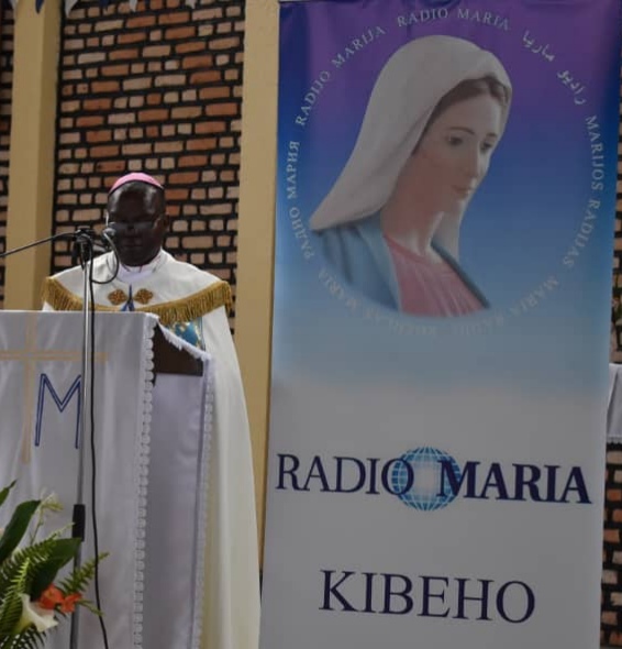 Bisschop uit Rwanda die het rozenkransgebed leidt