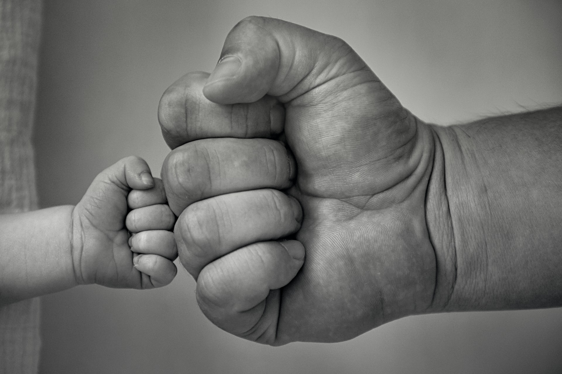 Grote hand en babyhandje