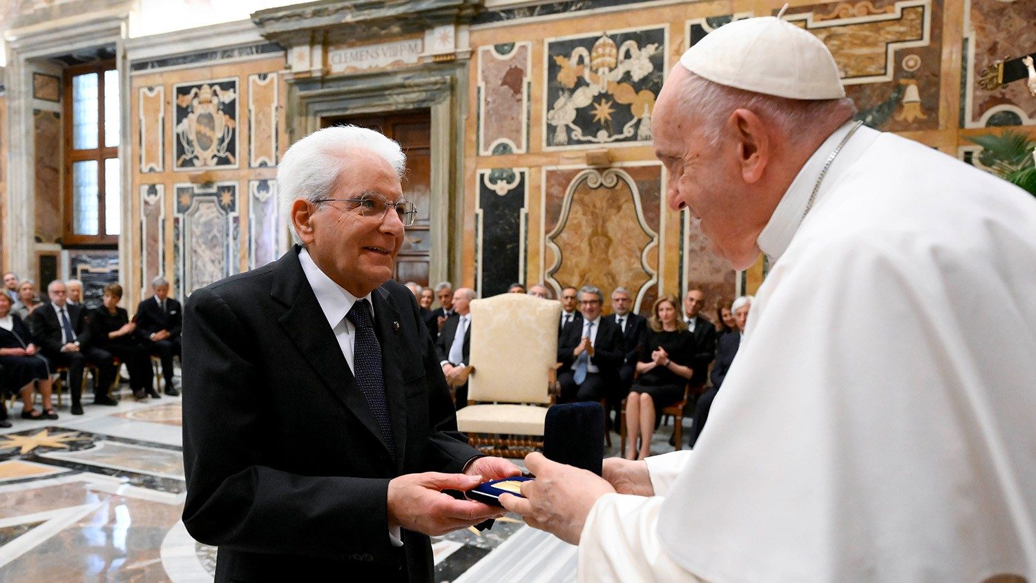 Paus Franciscus reikt Paulus VI prijs uit aan Italiaanse president Sergio Mattarella
