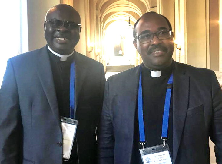 E.H. Cletus Ashu Amah (links) samen met E.H. Théogène Huvugimana (rechts) tijdens de bijeenkomst in Rome van alle nationaal directeurs van Missio in mei 2023