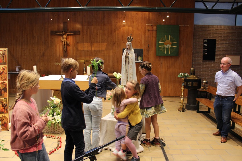 ‘Wanneer 1 miljoen kinderen de rozenkrans bidden, zal de wereld veranderen’- Pater Pio. Op woensdag 18 oktober 2023 hebben 1.000.767 kinderen de rozenkrans gebeden! Heer, schenk ons Uw vrede!