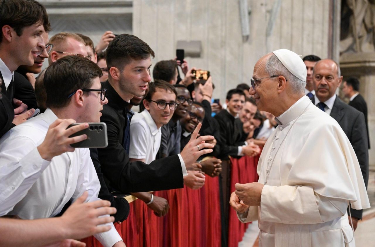 250624 Paus in gesprek met seminaristen tijdens Jubilieum voor de seminaristen, priesters en bisschoppen