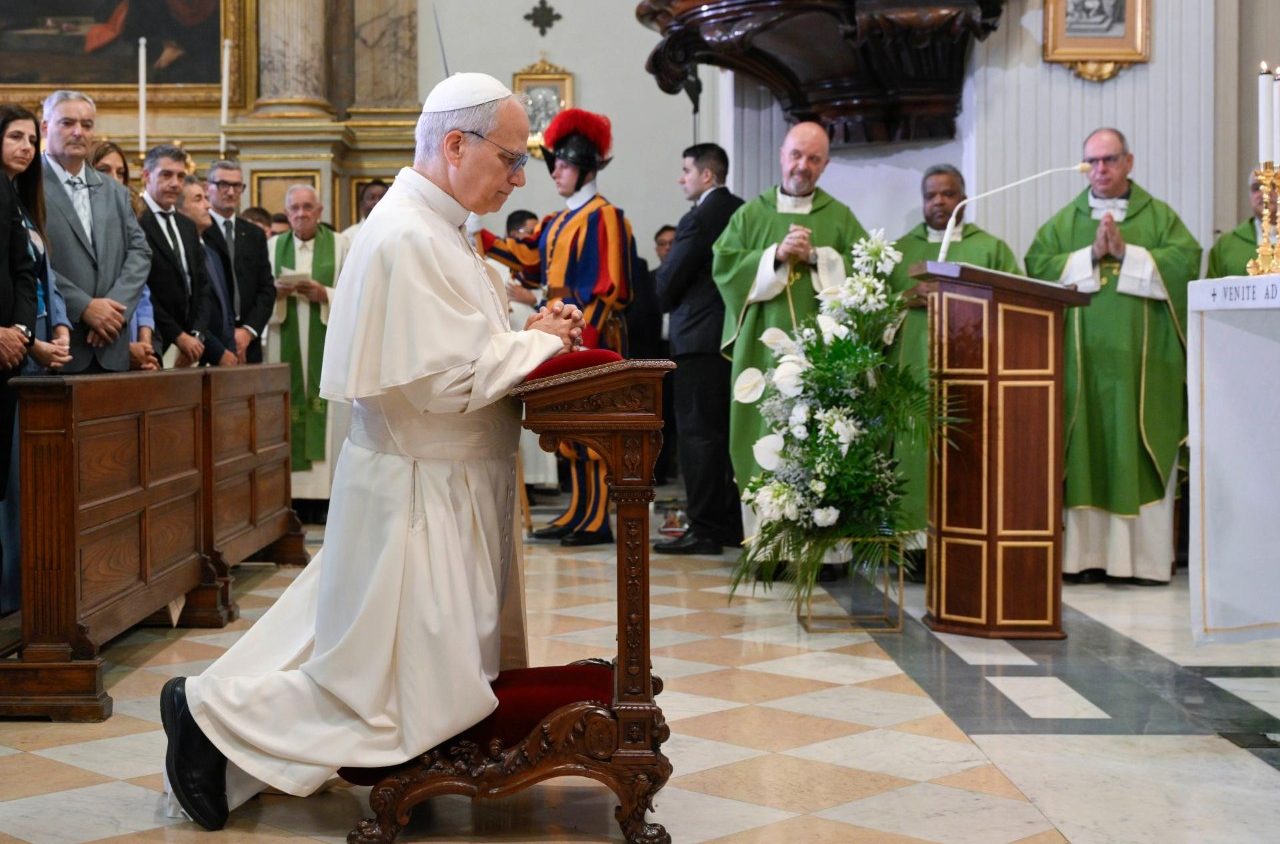 250713 Paus bidt in de Pauselijke Parochie Villanova in Castel Gandolfo