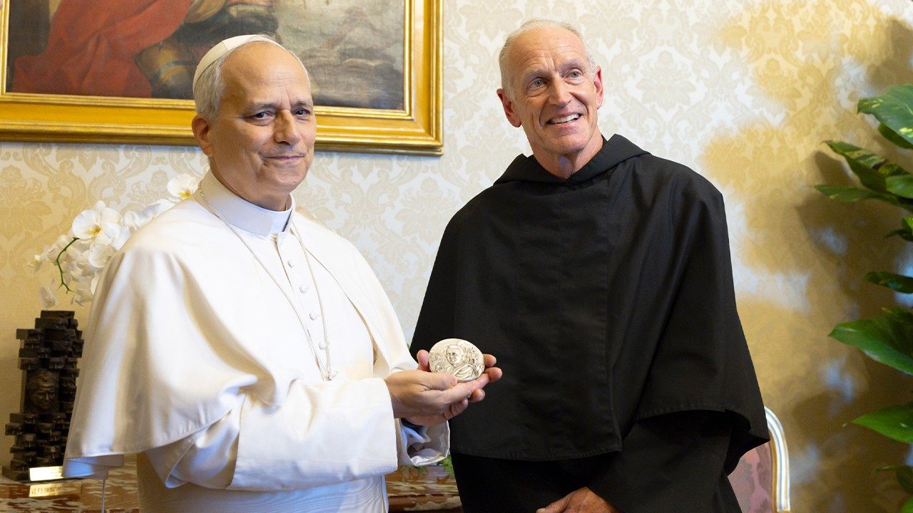 250831 Paus ontvangt Sint-Augustinus medaille