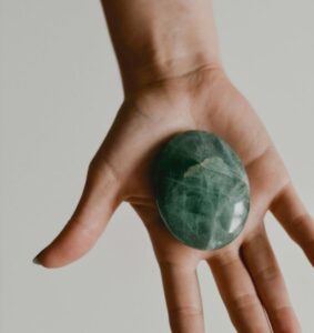 groene steen op hand