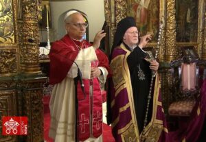 251203 Paus Leo zegent samen met patriarch Bartholomeus in Turkije 251203 Paus Leo zegent samen met patriarch Bartholomeus in Turkije