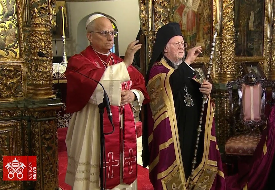 251203 Paus Leo zegent samen met patriarch Bartholomeus in Turkije