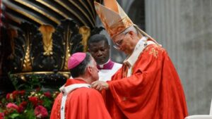 260705 Paus Leo XIV legt een pallium op de schouder van een metropliet aartsbisschop 260705 Paus Leo XIV legt een pallium op de schouder van een metropliet aartsbisschop