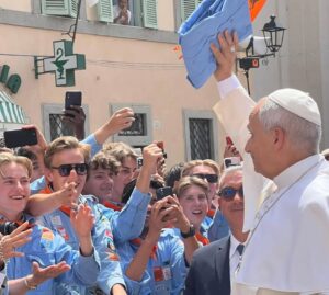 260726 Paus Leo XIV krijgt uniform KSA Maldegem overhandigd in Castel Gandolfo