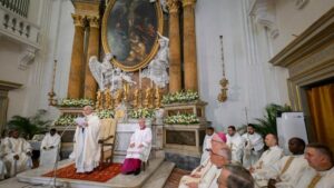 260815 Paus Leo XIV celebreert Heilige Mis voor het hoogfeest van Maria Tenhemelopneming in de Pauselijke Parochie van Sant Tomasso da Villanova in Castel Gandolfo