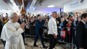 261013 Paus Leo XIV wordt opgenomen in het Gemelli-ziekenhuis voor operatie 261013 Paus Leo XIV wordt opgenomen in het Gemelli-ziekenhuis voor operatie